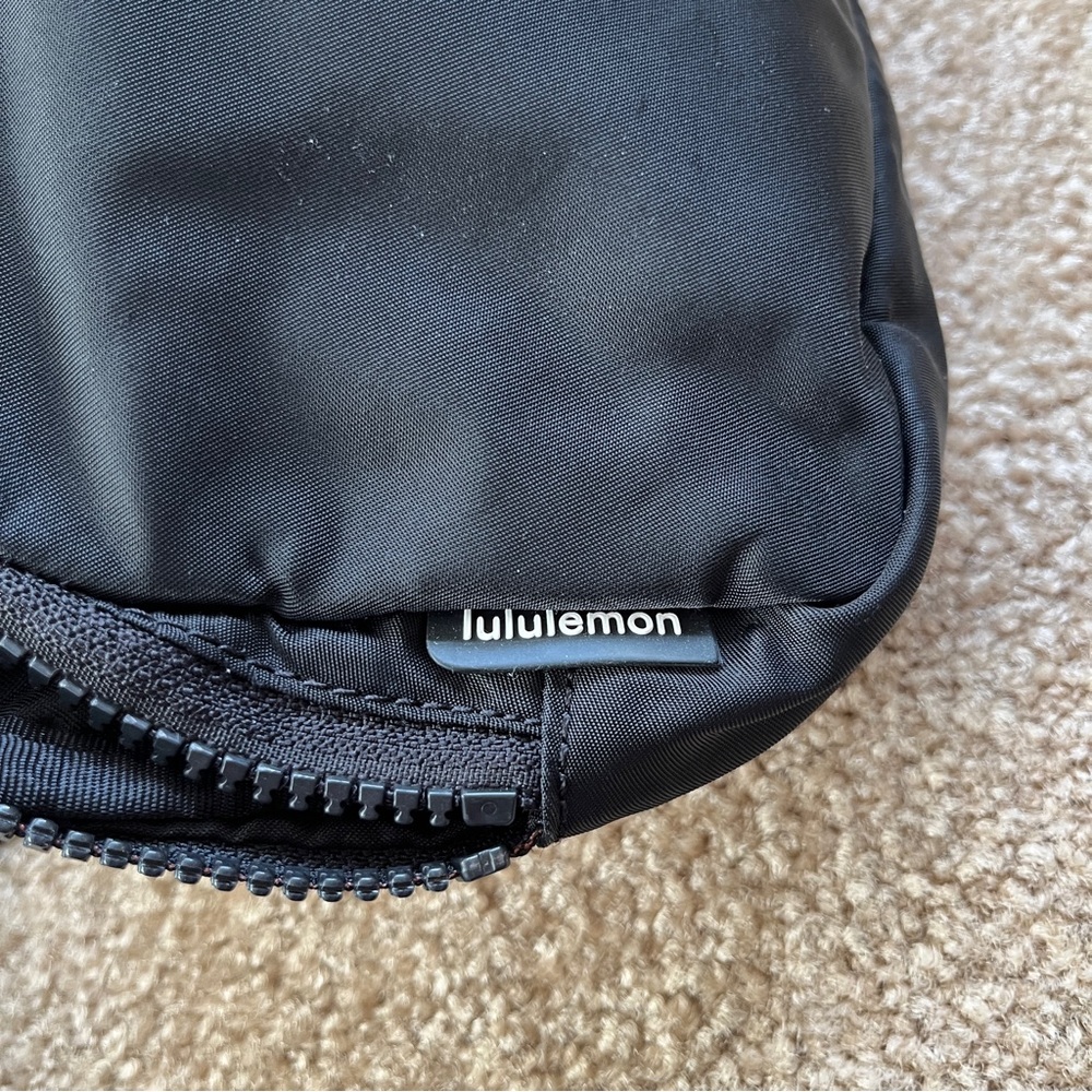 Lululemon Everywhere Belt Bag - Picture 5 of 7